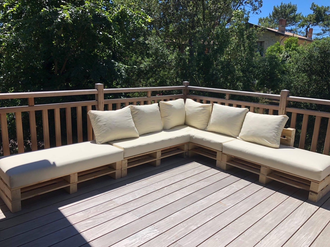Composition Modul’Pop écrue de quatre modules sur une grande terrasse