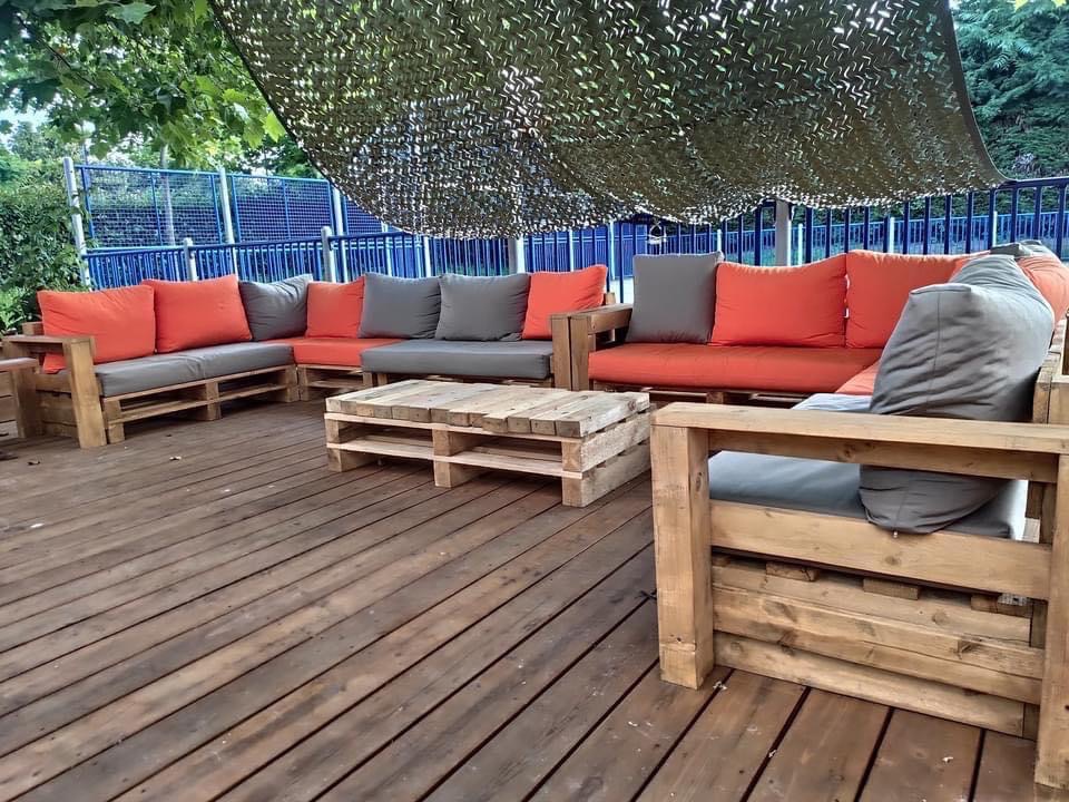Grand salon Modul’Pop corail et ardoise sur une terrasse